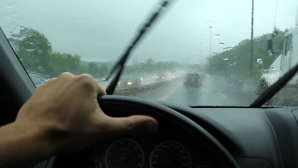 طرز صحیح رانندگی در هوای بارانی چیست؟